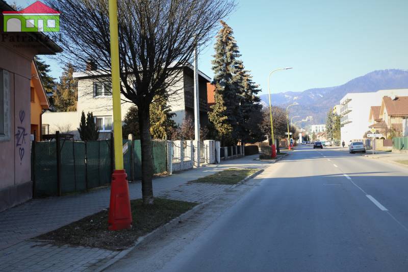 4. pozemok za zelenou plachtou vľavo - pohľad z ulice Plavisko