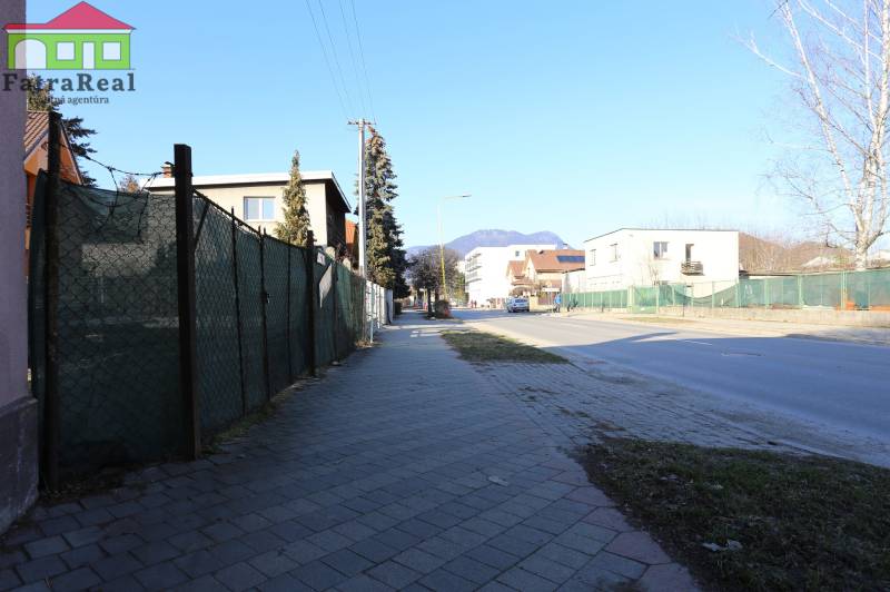 5. pozemok za zelenou plachtou vľavo - pohľad z ulice Plavisko
